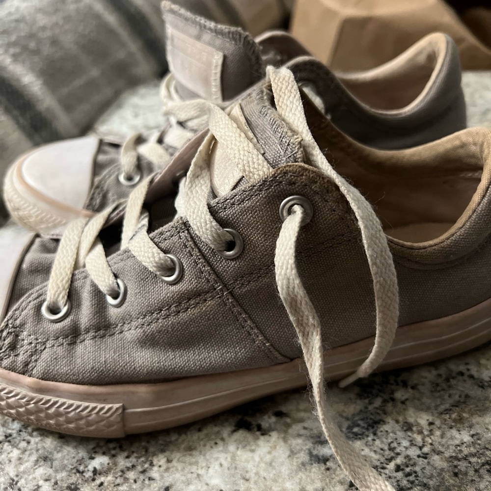 Gray low kids converse